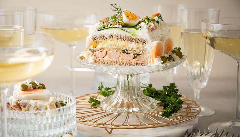 Schicht für Schicht zur Brottorte: Mit Eiersalat, Wiener Würstchen und Obazda-Füllung sorgt die viereckige Torte für Bewunderung. Schicht für Schicht zur Brottorte: Mit Eiersalat, Wiener Würstchen und Obazda-Füllung sorgt die viereckige Torte für Bewunderung.