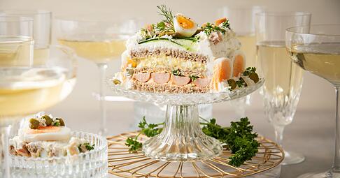 Schicht für Schicht zur Brottorte: Mit Eiersalat, Wiener Würstchen und Obazda-Füllung sorgt die viereckige Torte für Bewunderung.