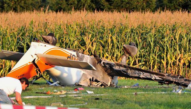 Der Flieger st&uuml;rzte aus etwa 30 Metern H&ouml;he auf den Boden und fing Feuer. Der 67 Jahre alte Pilot und eine Frau starben, die beiden anderen Passagiere, ein Mann und eine Frau, &uuml;berlebten schwer verletzt. Foto: dpa/Strobel