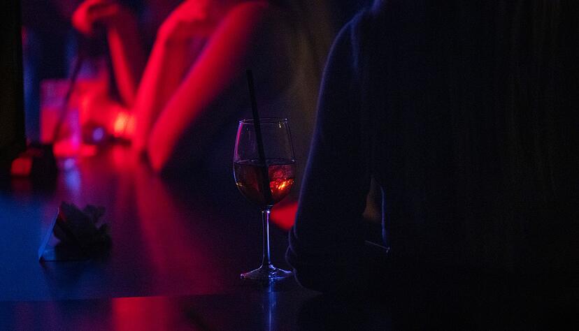 Die Frage «Ist Luisa hier?» gilt als Code, mit dem Frauen in Bars und Clubs sofortige und diskrete Hilfe vom Personal erhalten. Die Frage «Ist Luisa hier?» gilt als Code, mit dem Frauen in Bars und Clubs sofortige und diskrete Hilfe vom Personal erhalten.