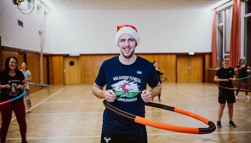Timo Hanselmann hat w&auml;hrend der Pandemie mit Hula-Hoop begonnen und ist inzwischen zertifizierter Trainer. Beim SV Lampoldshausen bietet er regelm&auml;&szlig;ig Kurse an und leitet eine Grundschul-AG. Foto: Nico Kurth