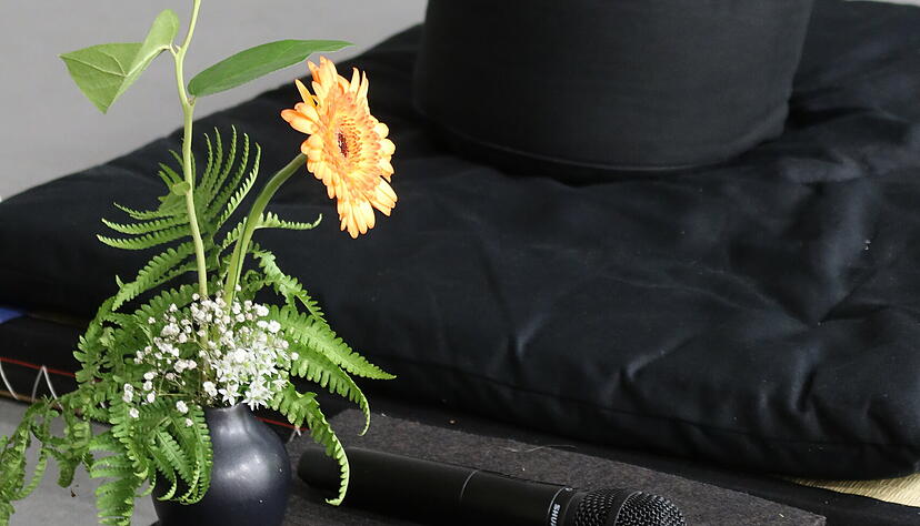 Zwischen den einzelnen Meditationsrunden fanden auch Vortr&auml;ge und Fragerunden der Zen-Meister statt.