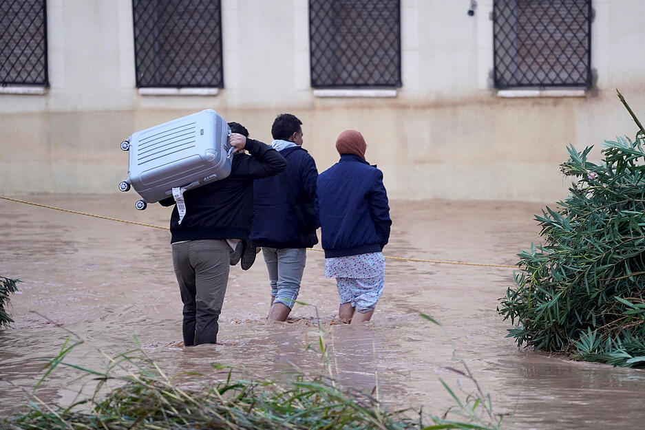 Auch Valencia ist von dem schweren Unwetter in Spanien betroffen. Allein in der Region starben über 90 Menschen durch die Auswirkungen. Etliche weitere bringen sich und ihre Habseligkeiten in Sicherheit.