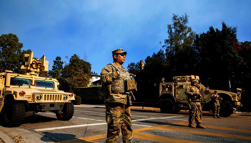 Mitglieder der Nationalgarde besetzen während des Palisades-Brandes einen Kontrollpunkt im Stadtteil Brentwood in Los Angeles. Mitglieder der Nationalgarde besetzen während des Palisades-Brandes einen Kontrollpunkt im Stadtteil Brentwood in Los Angeles.