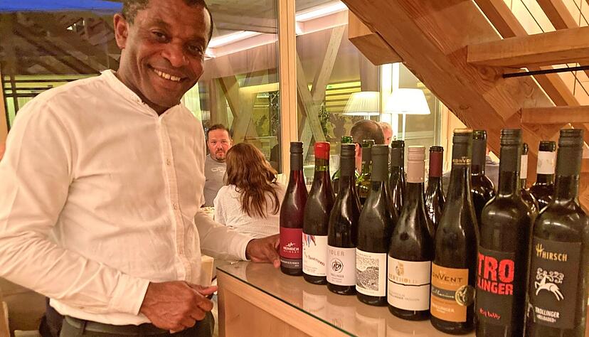 Zuletzt wurde der Trollinger beim Vernatsch-Cup in Südtirol gewürdigt, serviert von Kellner George im Vigilius Mountain Resort in Lana bei Meran. Nun spricht sogar der Weinführer "Der Kleine Johnson" von einem "Trollinger-Revival". Zuletzt wurde der Trollinger beim Vernatsch-Cup in Südtirol gewürdigt, serviert von Kellner George im Vigilius Mountain Resort in Lana bei Meran. Nun spricht sogar der Weinführer "Der Kleine Johnson" von einem "Trollinger-Revival".