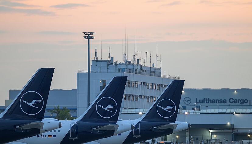 Lufthansa stellt erste Flugzeuge an den Boden.