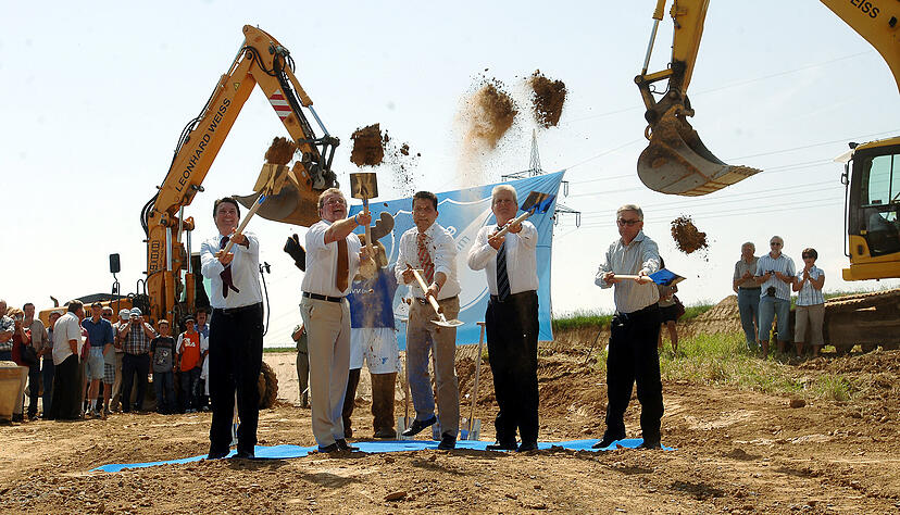 Beim Spatenstich am 25. Mai 2007: Hoffenheim-Gesch&auml;ftsf&uuml;hrer Jochen A. Rotthaus (von links), Sinsheims Oberb&uuml;rgermeister Rolf Geinert, Club-Pr&auml;sident Peter Hofmann, Hoffenheim-M&auml;zen Dietmar Hopp und Projektplaner Lothar Niederberghaus.