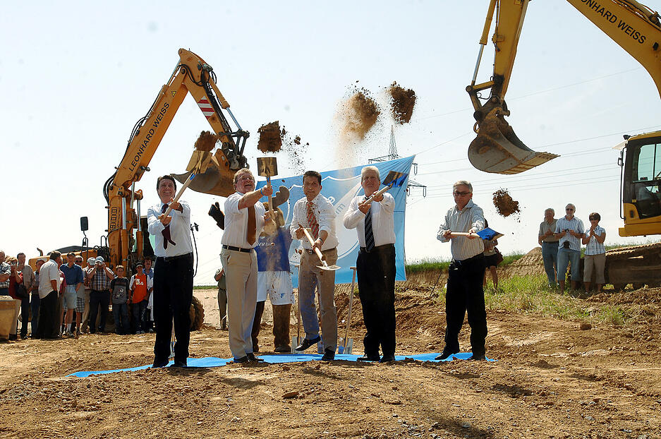 Beim Spatenstich am 25. Mai 2007: Hoffenheim-Geschäftsführer Jochen A. Rotthaus (von links), Sinsheims Oberbürgermeister Rolf Geinert, Club-Präsident Peter Hofmann, Hoffenheim-Mäzen Dietmar Hopp und Projektplaner Lothar Niederberghaus. Beim Spatenstich am 25. Mai 2007: Hoffenheim-Geschäftsführer Jochen A. Rotthaus (von links), Sinsheims Oberbürgermeister Rolf Geinert, Club-Präsident Peter Hofmann, Hoffenheim-Mäzen Dietmar Hopp und Projektplaner Lothar Niederberghaus.