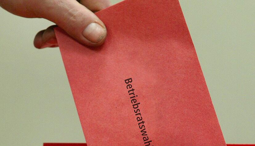 Geheime Wahl: Wenn ein Mitarbeiter einen Wahlumschlag in die Wahlurne wirft, dann sollte er sicher sein k&ouml;nnen, dass dies nicht zur&uuml;ckverfolgt werden kann. Eine Nummer auf dem Umschlag kann daran Zweifel s&auml;en. Foto: dpa/Montage: HSt