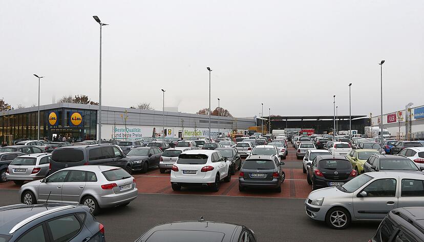 Das Archivbild aus dem Jahr 2018 zeigt den Parkplatz vor dem Einkaufszentrum kurz nach der Eröffnung der Lidl-Filiale.