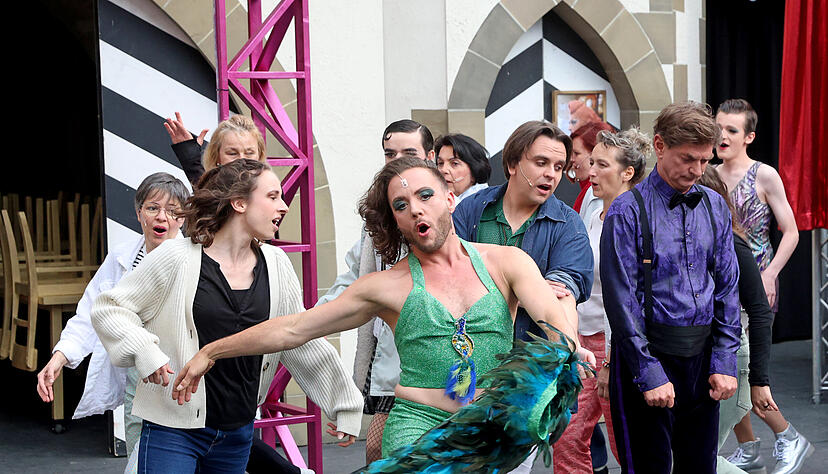 Proben im Burghof: Das Musical "Ein Käfig voller Narren" feiert am Samstag, 15. Juni Premiere. Proben im Burghof: Das Musical "Ein Käfig voller Narren" feiert am Samstag, 15. Juni Premiere.