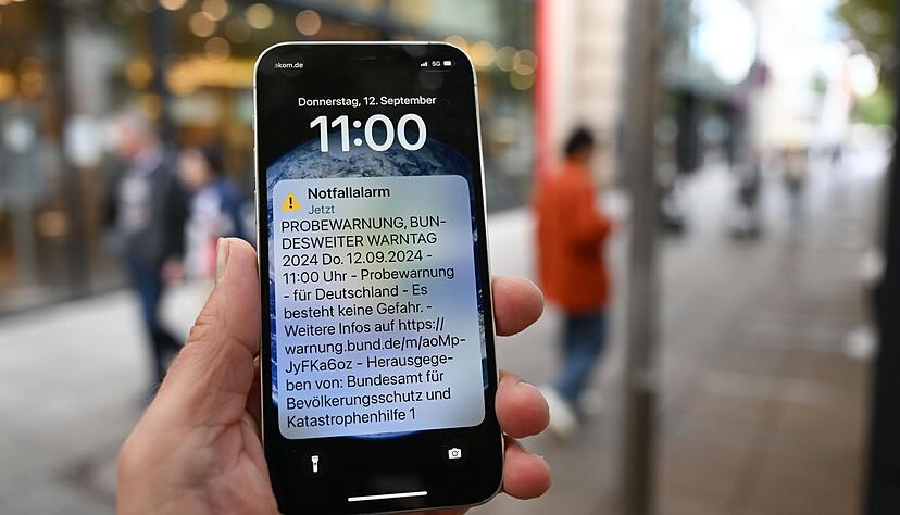 Über Cell Broadcast wurde eine Nachricht an die Menschen geschickt. Über Cell Broadcast wurde eine Nachricht an die Menschen geschickt.