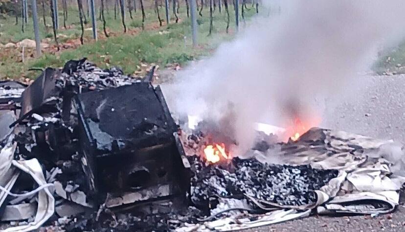 Ein Unbekannter verbrennt seit etwa zwei Jahren immer mal wieder Müll in Talheim. Foto: privat Ein Unbekannter verbrennt seit etwa zwei Jahren immer mal wieder Müll in Talheim. Foto: privat