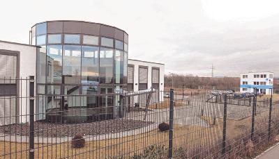 Im Bürokomplex werden Verwaltung, Vertrieb und Kundenberatung untergebracht. In der Halle ist die Produktion. Rechts hinten die Erweiterungsfläche.Foto: Andreas Veigel Im Bürokomplex werden Verwaltung, Vertrieb und Kundenberatung untergebracht. In der Halle ist die Produktion. Rechts hinten die Erweiterungsfläche.Foto: Andreas Veigel
