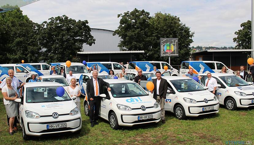 Acht soziale Einrichtungen aus dem Stadt- und Landkreis Heilbronn holten mit den Vertretern ihrer Volks- und Raiffeisenbanken die gespendeten VR-Mobile im Stuttgarter Carl-Benz-Center ab. Foto: Döttling Acht soziale Einrichtungen aus dem Stadt- und Landkreis Heilbronn holten mit den Vertretern ihrer Volks- und Raiffeisenbanken die gespendeten VR-Mobile im Stuttgarter Carl-Benz-Center ab. Foto: Döttling