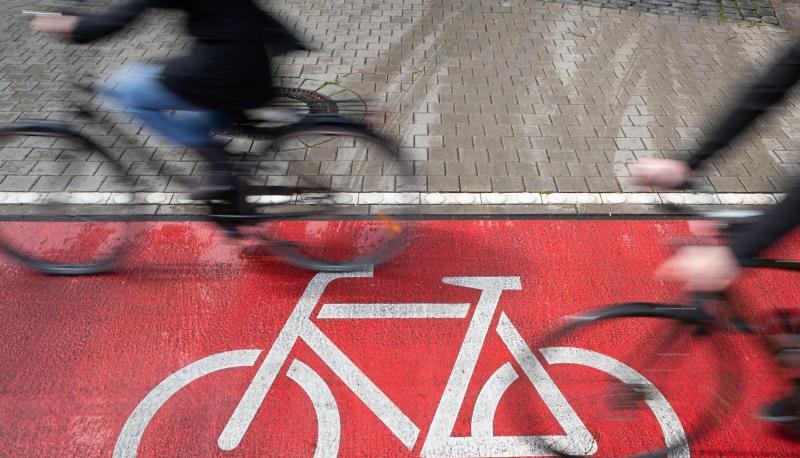 Radfahrer fahren auf einem Radweg. Radfahrer fahren auf einem Radweg.