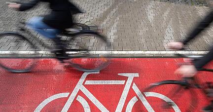 Radfahrer fahren auf einem Radweg. Radfahrer fahren auf einem Radweg.