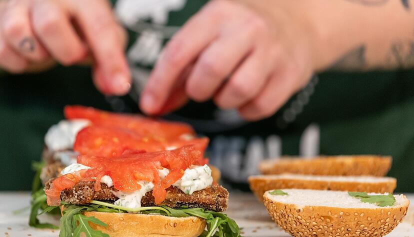 Vegetarischer Lachs l&auml;sst sich einfach zu Hause zubereiten und ist ideal zum Brunch.