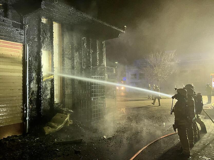 Die Feuerwehr rückt aus und bringt den Brand unter Kontrolle. Die Feuerwehr rückt aus und bringt den Brand unter Kontrolle.