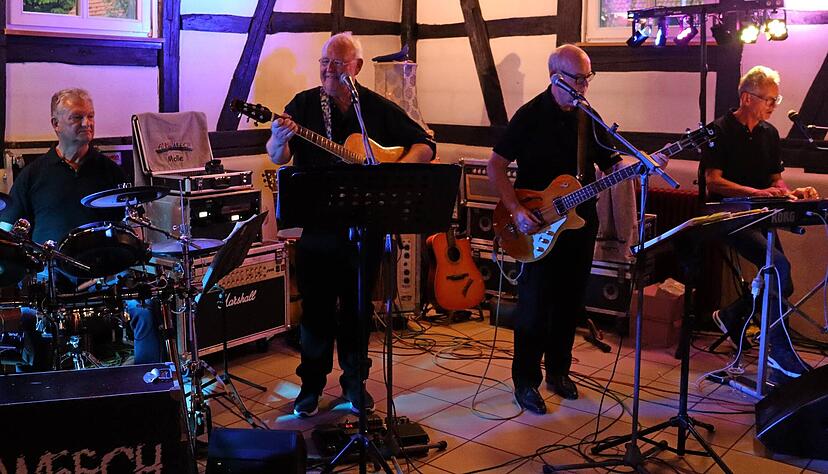 Die Hohenloher Kult-Band Ann&acirc;weech mit Volker G&auml;ssler (ganz rechts), Harry Weber (Zweiter von rechts) und dem verstorbenen Frank Winkler (Dritter von rechts).