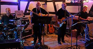 Die Hohenloher Kult-Band Ann&acirc;weech mit Volker G&auml;ssler (ganz rechts), Harry Weber (Zweiter von rechts) und dem verstorbenen Frank Winkler (Dritter von rechts).