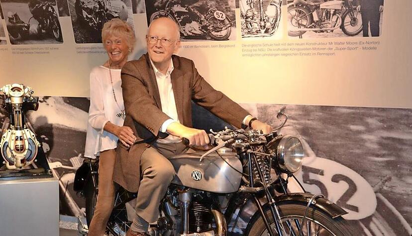 Die Nachfahren des NSU-Werksrennfahrers Tom Bullus, Ronnie Bullus und seine Schwester Erika Baynard, zum Besuch im Zweiradmuseum.Fotos privat
