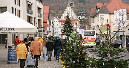 Käufer in Torschlusspanik: Auf der Künzelsauer Hauptstraße und in den Geschäften der Innenstadt herrscht am Montag noch Hochbetrieb wie selten.
Fotos: Armin Rößler