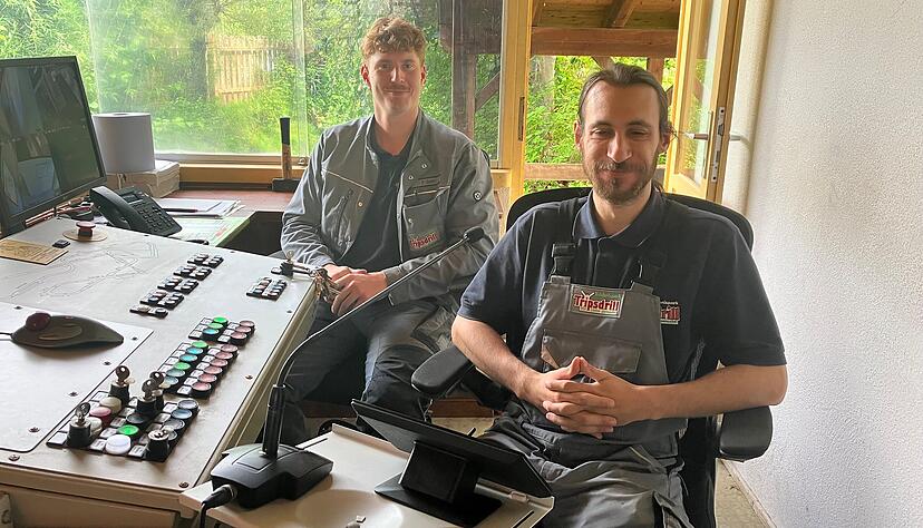 Fabian Sp&auml;th (links) und Marcel Stegmaier steuern die Wasserrutsche "Badewanne" in Tripsdrill.