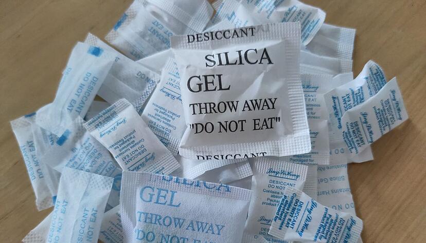 Keine gute Idee: Silica-Gel entzieht dem Käse Feuchtigkeit - und darunter leidet die Qualität. Keine gute Idee: Silica-Gel entzieht dem Käse Feuchtigkeit - und darunter leidet die Qualität.