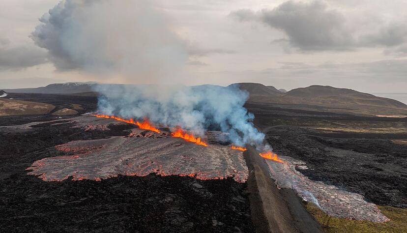 Ein Blick auf den Vulkanausbruch in der N&auml;he der Stadt Grindavik auf der Halbinsel Reykjanes.