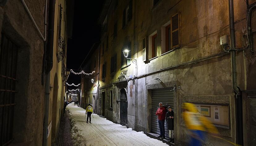 F&uuml;r das Rennen wurden etliche Kubikmeter Schnee in den Gassen verteilt.