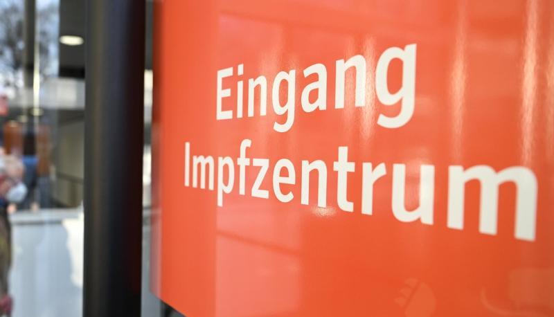 Ein Mann mit Gehhilfe geht zu den Impfstraßen. Ein Mann mit Gehhilfe geht zu den Impfstraßen.
