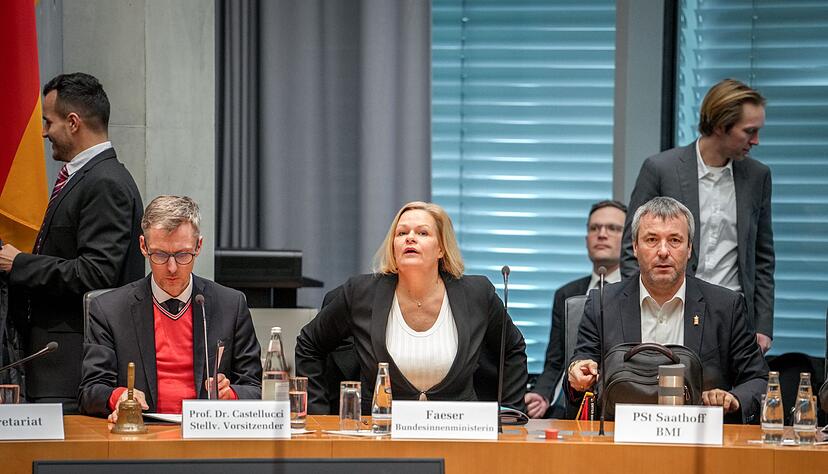 Die Mitglieder des Innenausschusses im Bundestag wollen sich diese Woche zu einer Sondersitzung treffen, in der es um den Anschlag in M&uuml;nchen gehen soll (Archivbild).