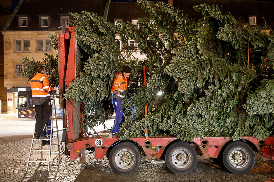 ... anschließend folgte der Transport des Weihnachtsbahms zum Heilbronner Marktplatz.
