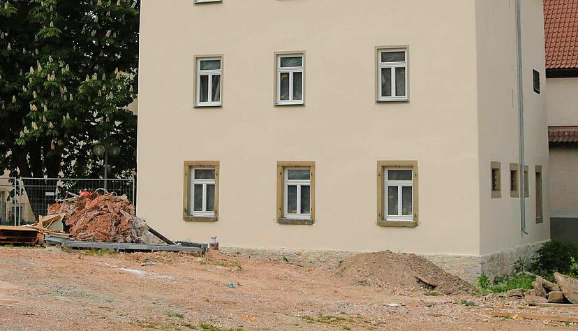 Das alte Künzelsauer Gefängnis ist jetzt von außen fertiggestellt. Derzeit wird das Innere des Gebäudes saniert. Einige vergitterte Fenster erinnern noch an den ursprünglichen Zweck des Gebäudes. 
Foto: Thomas Zimmermann