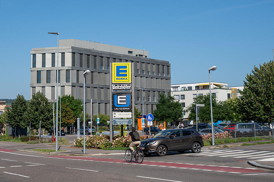 Der Radweg verläuft an der Einmündung zum Edeka-Parkplatz vorbei.