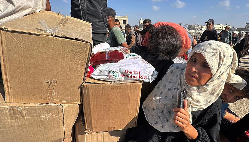 Pal&auml;stinenser mit Hilfsg&uuml;tern.