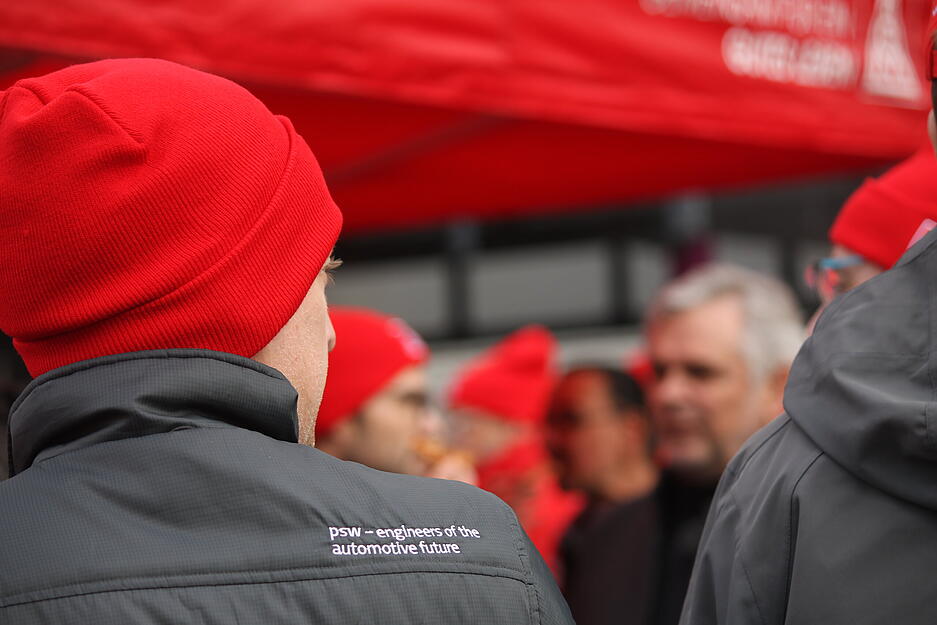 Mitarbeiter blicken angesichts geplanter Umstrukturierungen in eine ungewisse Zukunft. Mitarbeiter blicken angesichts geplanter Umstrukturierungen in eine ungewisse Zukunft.