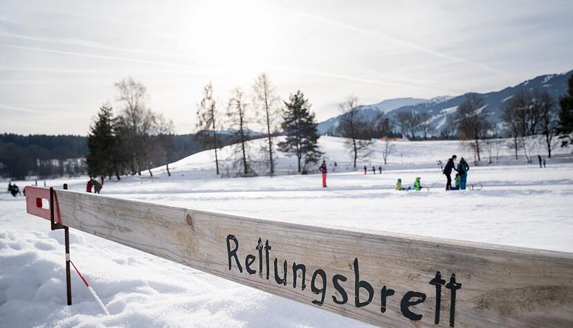 Im Notfall z&auml;hlt schnelle Hilfe: Notruf absetzen, Rettungshilfsmittel nutzen und die eingebrochene Person vor weiterer Ausk&uuml;hlung sch&uuml;tzen.