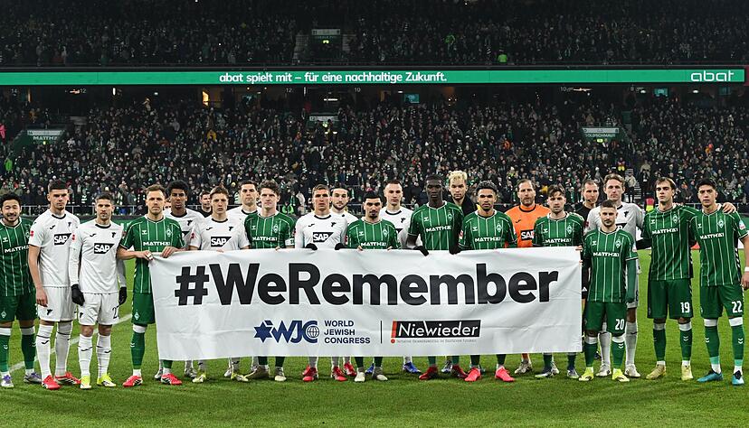 Gemeinsames Gedenken vor dem Anpfiff.