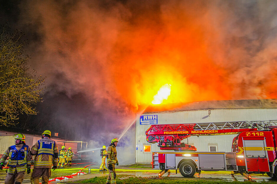 Die Flammen schlugen meterhoch.