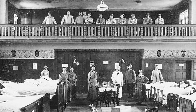 Die Hildthalle in ihrem ursprünglichen Aussehen als Lazarett der Württembergischen Armee. In der Mitte steht Sanitätsrat Dr. Fries mit Krankenschwestern. Viele Patienten lehnen am Geländer im Obergeschoss. Die Hildthalle in ihrem ursprünglichen Aussehen als Lazarett der Württembergischen Armee. In der Mitte steht Sanitätsrat Dr. Fries mit Krankenschwestern. Viele Patienten lehnen am Geländer im Obergeschoss.