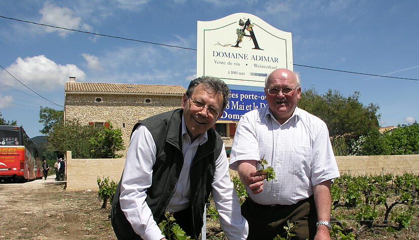 Sein Rat war und ist bei Winzern in ganz Europa gefragt. Hier gibt Gerhard G&ouml;tz (links) dem Gutsbesitzer Adolf H&auml;u&szlig;er in S&uuml;dfrankreich Tipps.
Foto: Archiv/Krauth