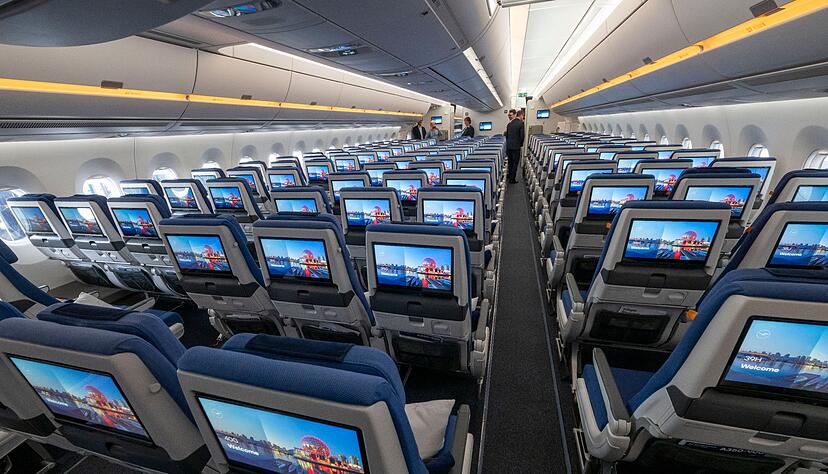 Sitze der Economy Class mit Bildschirmen w&auml;hrend der Vorstellung von Lufthansa &laquo;Allegris&raquo; in einem Airbus A350-900. Mit dem Kunstbegriff &laquo;Allegris&raquo; ist ein neues Kabinenkonzept gemeint, das eine neue Bestuhlung f&uuml;r alle vier Reiseklassen der Langstreckenflugzeuge bedeutet soll.