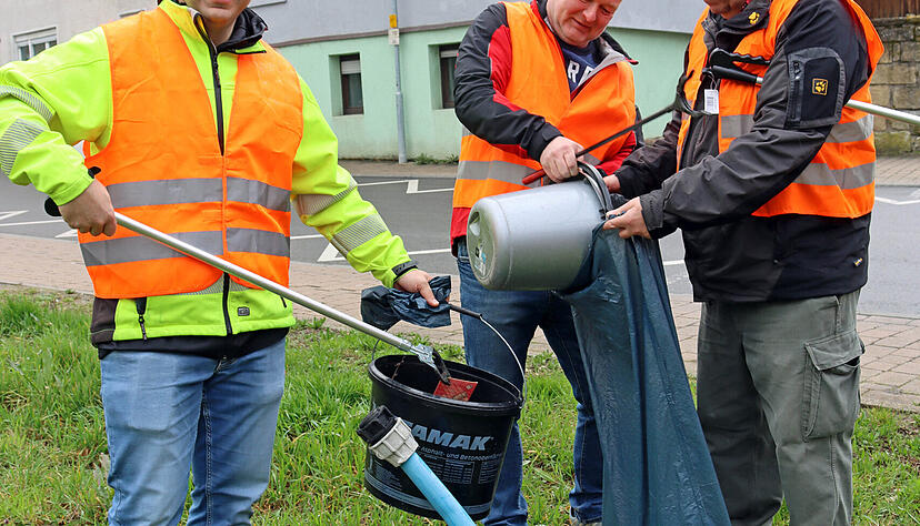 Nico Morast (links), mit Markus Reistenbach und Walter M&uuml;ller bei einer Putzete. Der B&uuml;rgermeister ist sich nie zu schade, mit anzupacken. Foto: Archiv
