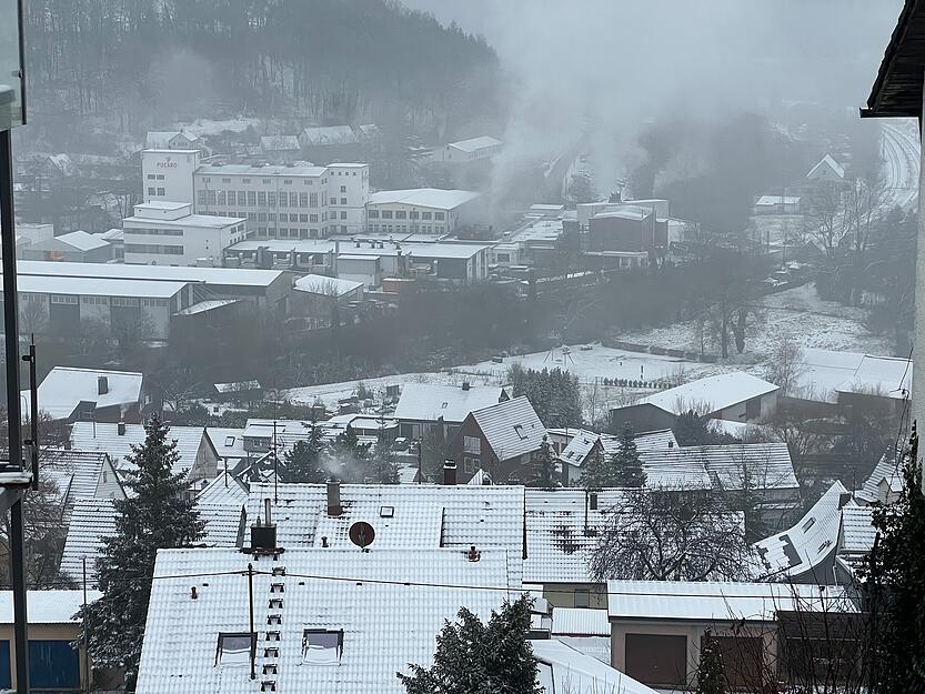 Die Dächer in Roigheim sind vom Neuschnee bedeckt.