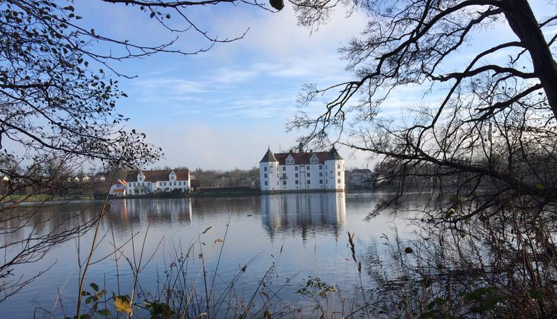 Umgeben vom Schlossteich liegt Schloss Gl&uuml;cksburg im Norden Schleswig-Holsteins. Die Adligen-Familie bewohnte es bis zum Zweiten Weltkrieg.