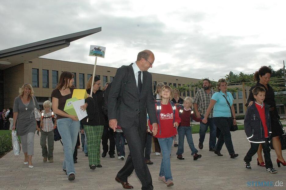 Pünktlich zum Schulstart am 8. September 2008 ist der Neubau fertig. 380 Schüler und Schülerinnen werden von ihren Eltern in den neuen Lebensabschnitt begleitet. Pünktlich zum Schulstart am 8. September 2008 ist der Neubau fertig. 380 Schüler und Schülerinnen werden von ihren Eltern in den neuen Lebensabschnitt begleitet.