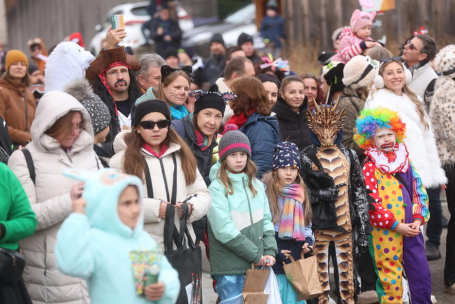 Rund 12.000 Besucher wurden auf den Gehwegen zu beiden Seiten erwartet. Rund 12.000 Besucher wurden auf den Gehwegen zu beiden Seiten erwartet.