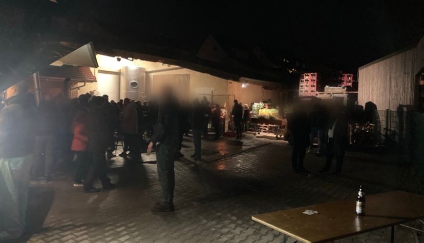 Hunderte Menschen sind am Freitag bei einem AfD-Treffen in einem Erlenbacher Besen zusammengekommen.